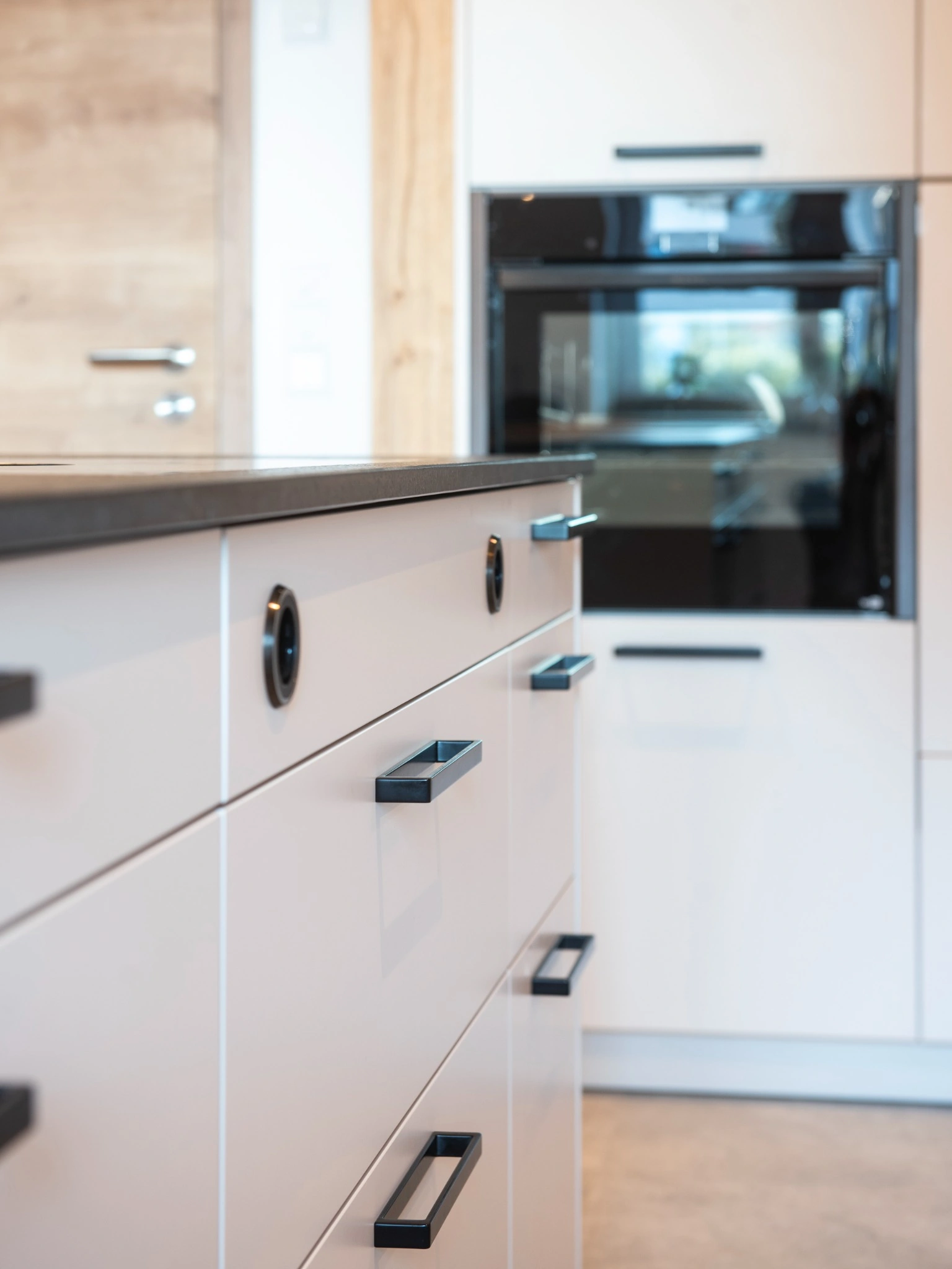 Frontale Ansicht der Insel und Hochschrankwand