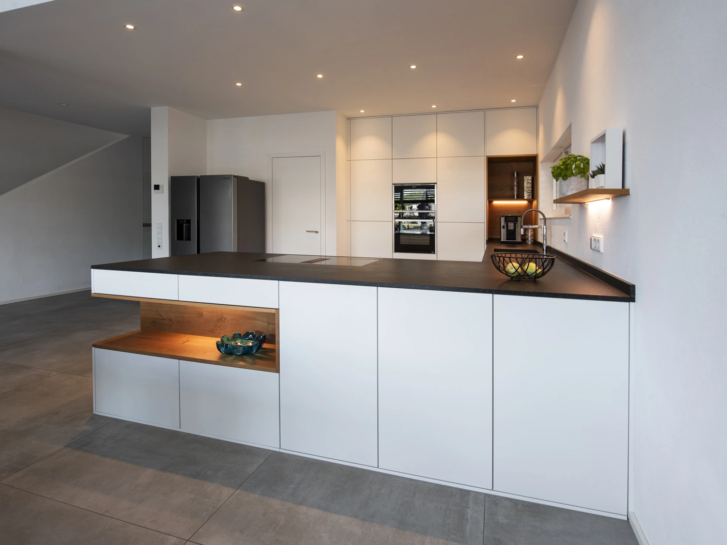 Weitwinkelansicht von Insel und Küche