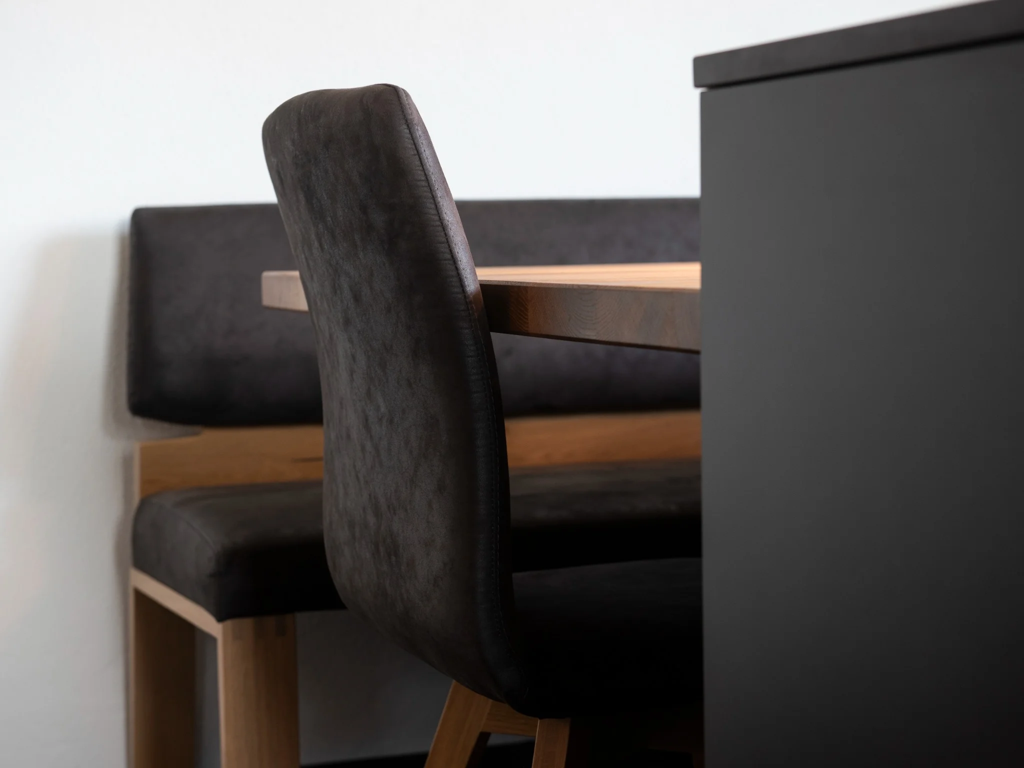 Frontenwand mit Ofen und Holzrahmen