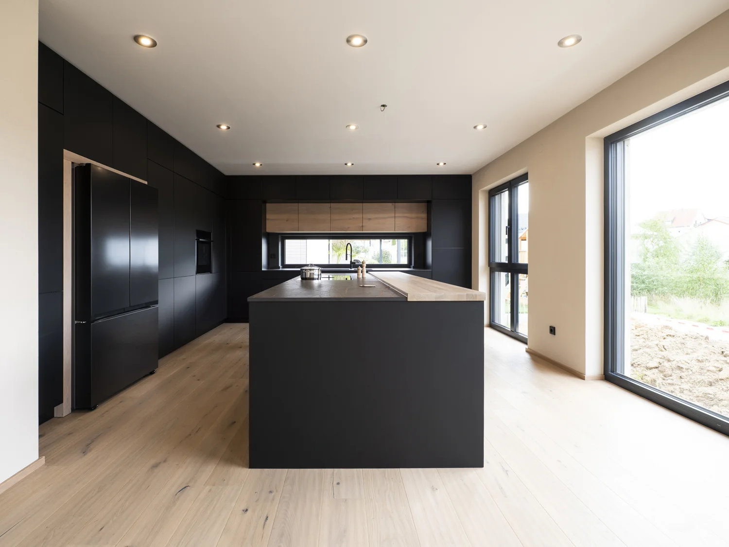 Detail der Arbeitsplatte und Holzakzente