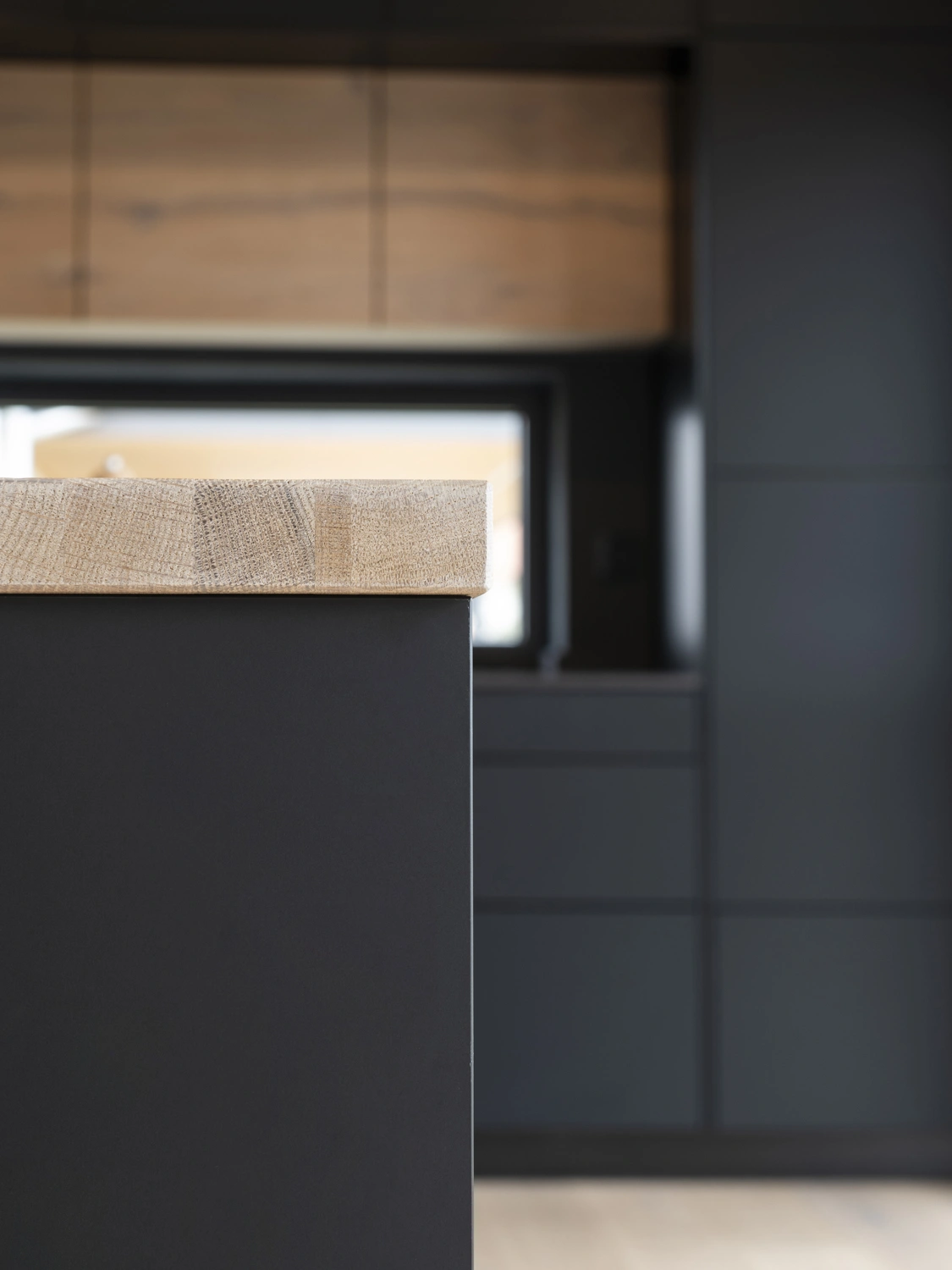 Holz- und Schwarzfronten kombiniert