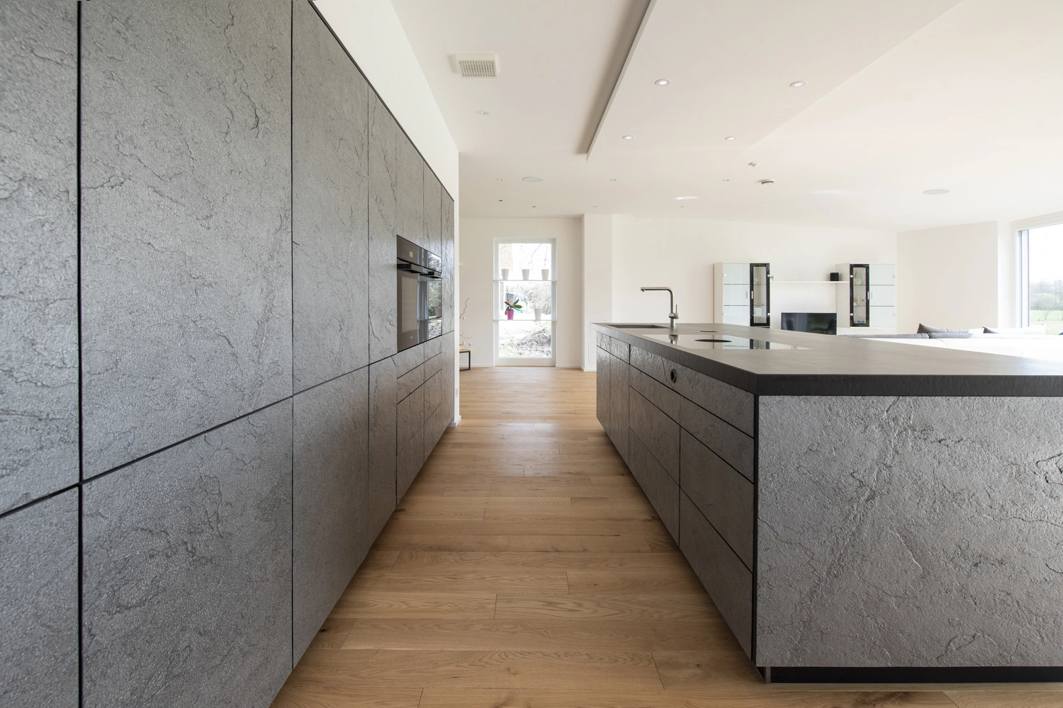 Detail der schwarzen Gerätefront in Glas