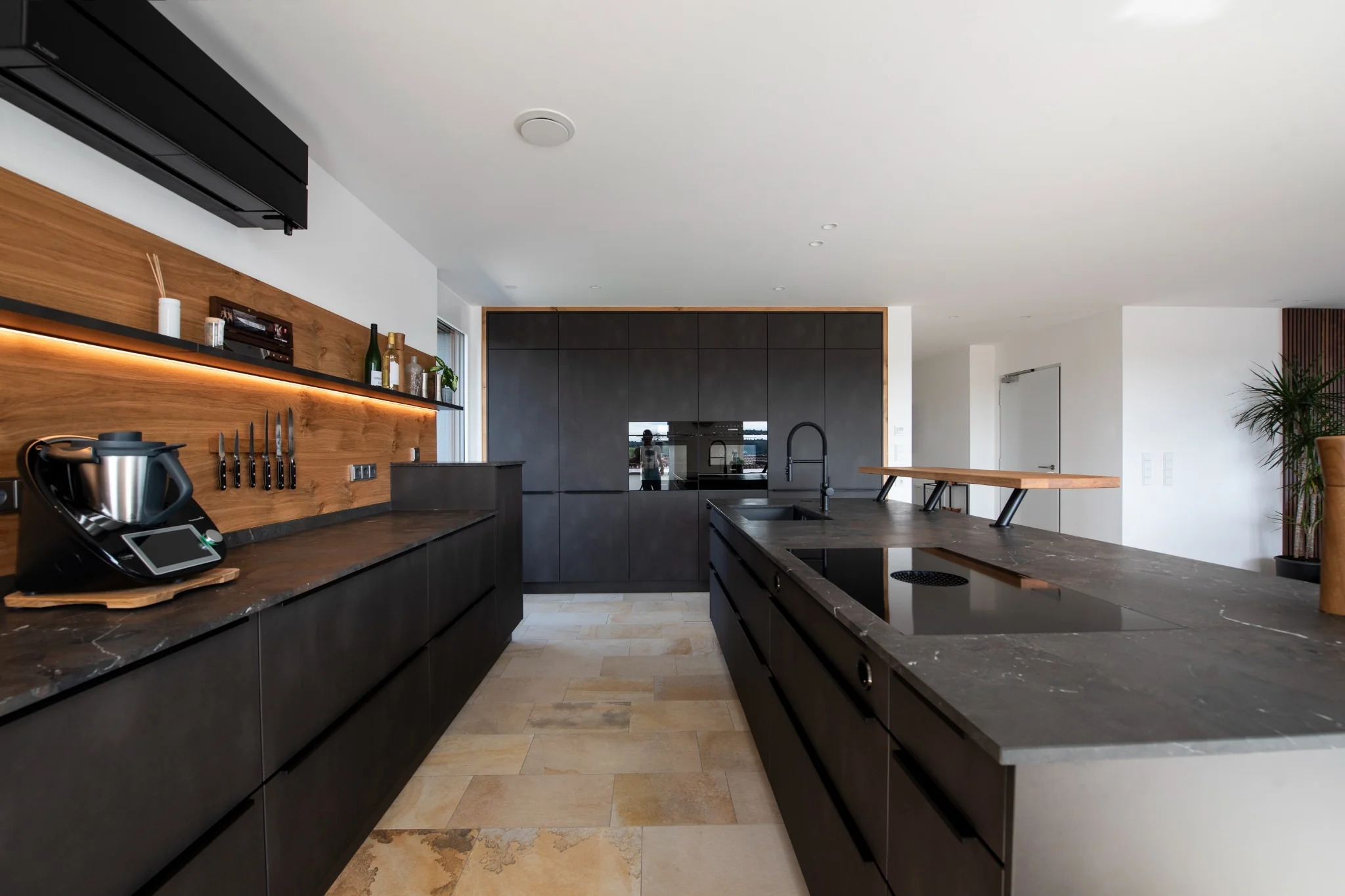 Küchenbereich mit Profi-Ausstattung