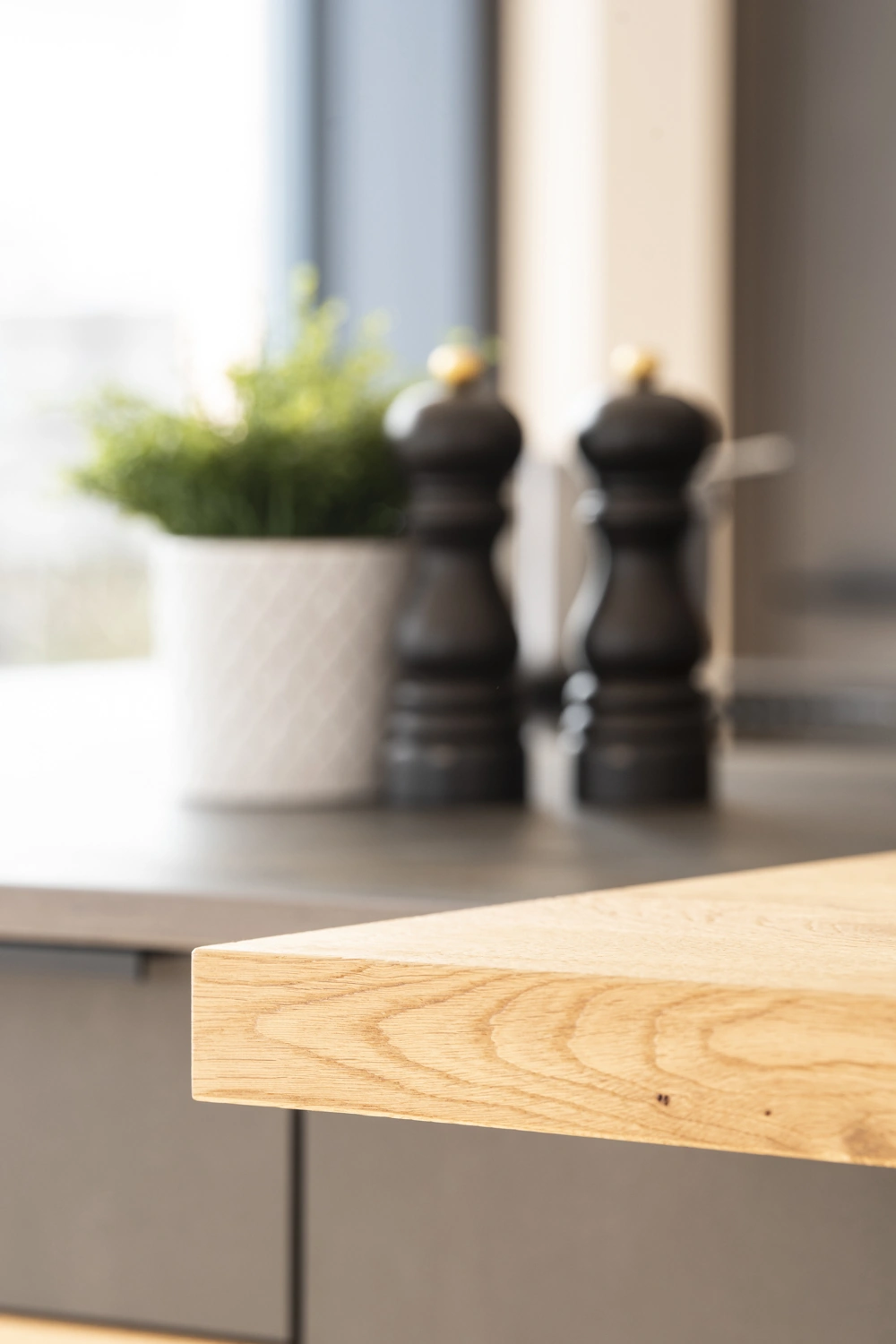 Holznische mit Geräten und Beleuchtung